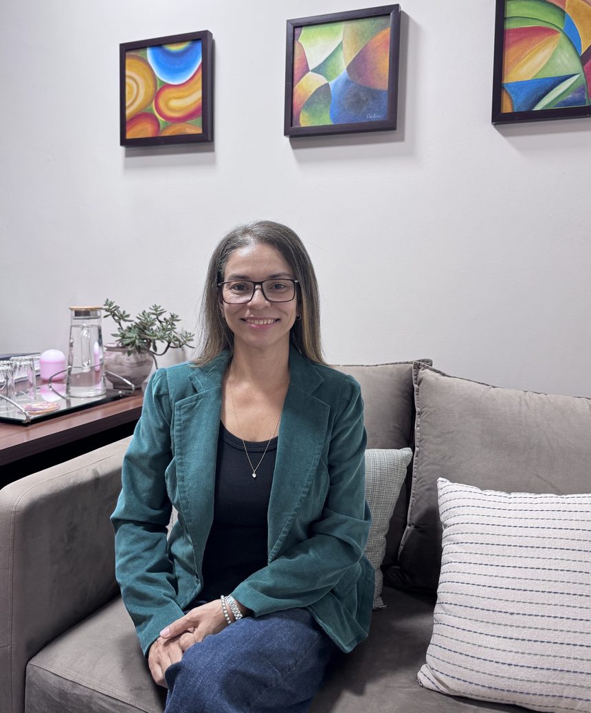 Sandra Menezes no espaço de atendimento